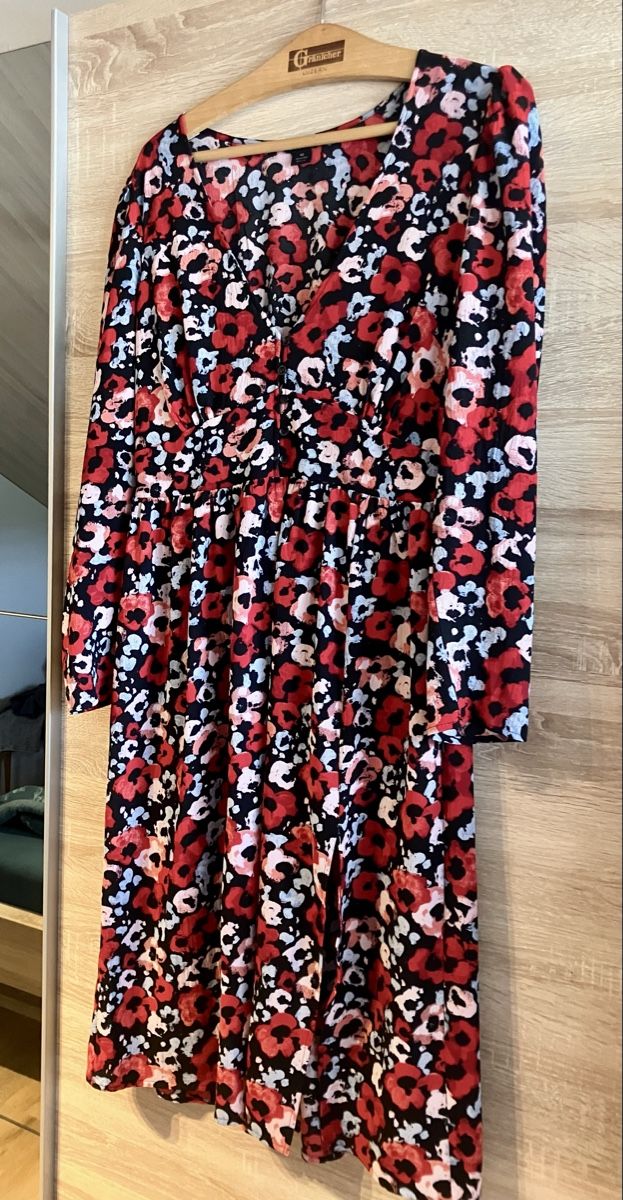 Monki Kleider: Monki Blumenkleid Grösse 42 – Gebraucht aus Rothenthurm von Family_B 1