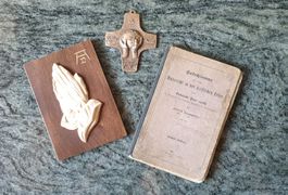 BETENDE HÄNDE - KOMMUNIONSABZEICHEN - CHRISTLICHE LEHRE