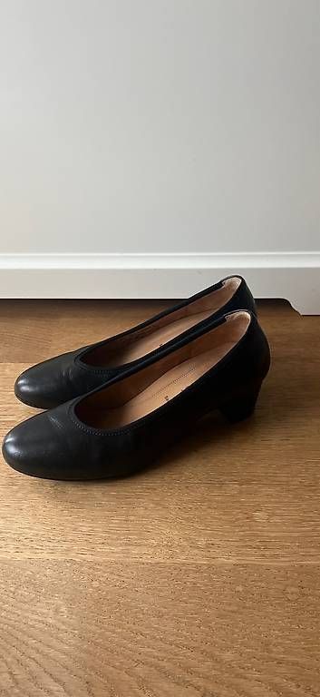 Scarpe da donna: schwarzer Lederschuh mit Absatz – Usato da Stetten SH venduto da sel_sc6g