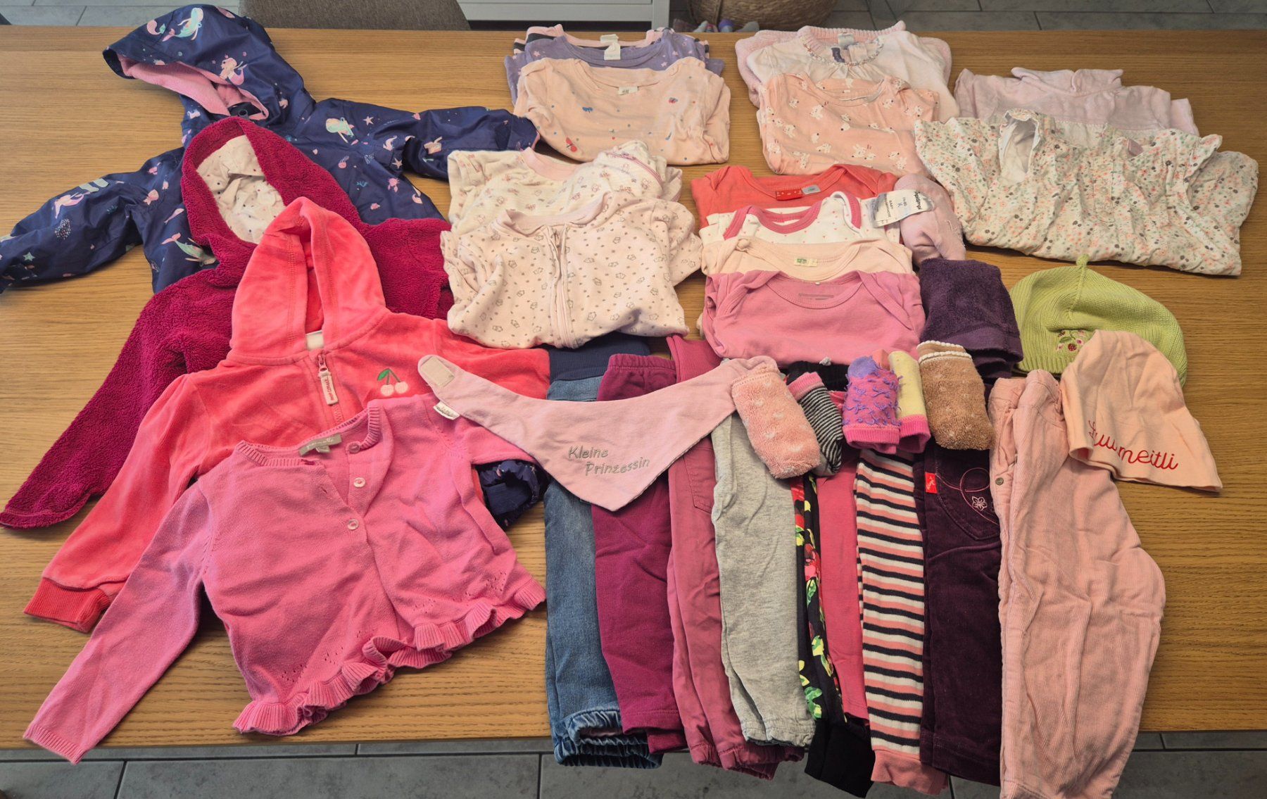 Kleiderpakete & -sets: Kleider Paket Mädchen 5, 37 Teile, Winter, Grösse 74 – Gebraucht aus Menzingen von bostit69