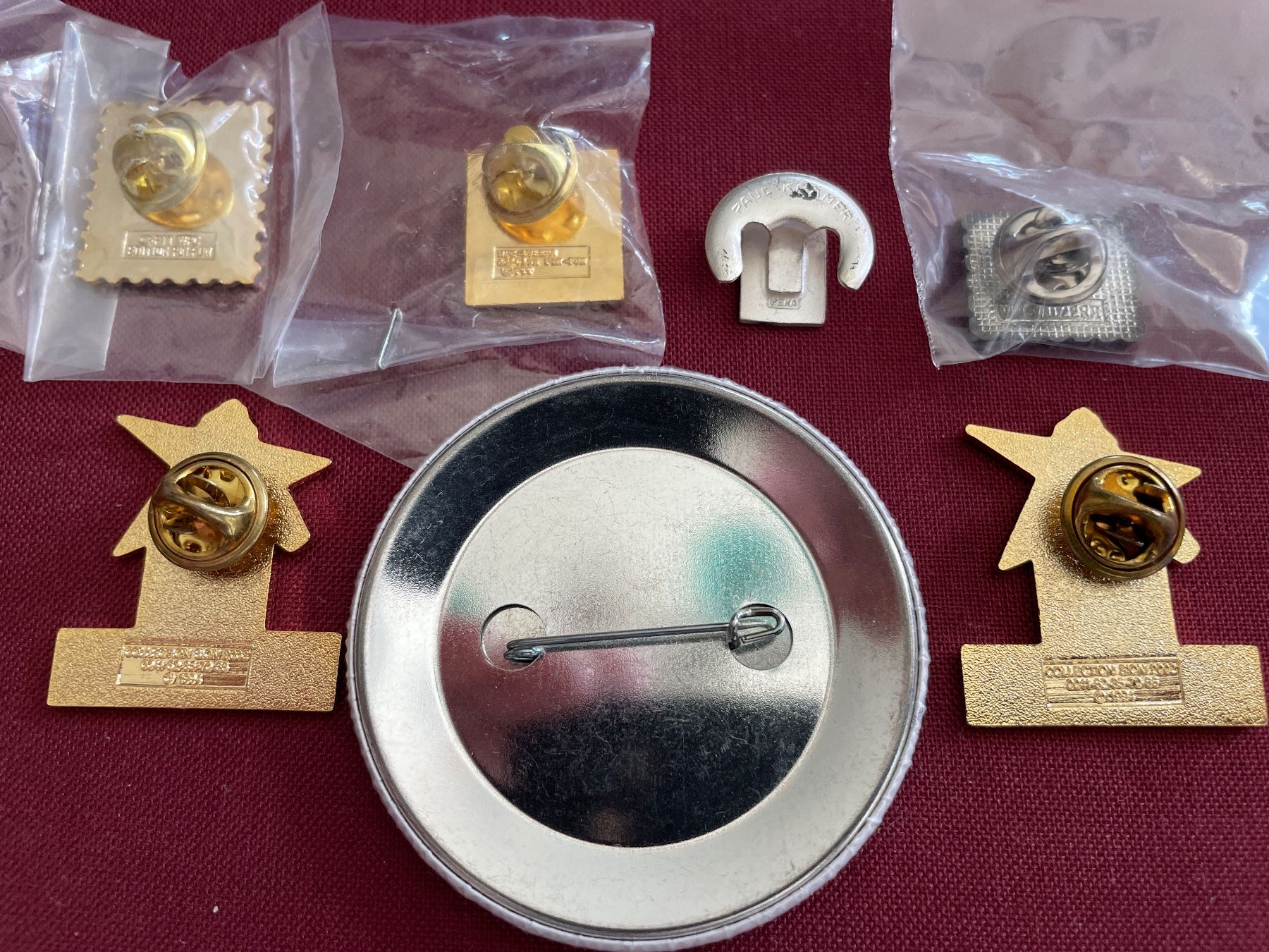 Placchette & Badge: Collection de 7 pins broche - thème philatélie – Nuovo (secondo la descrizione) da Bôle venduto da Frouz 1