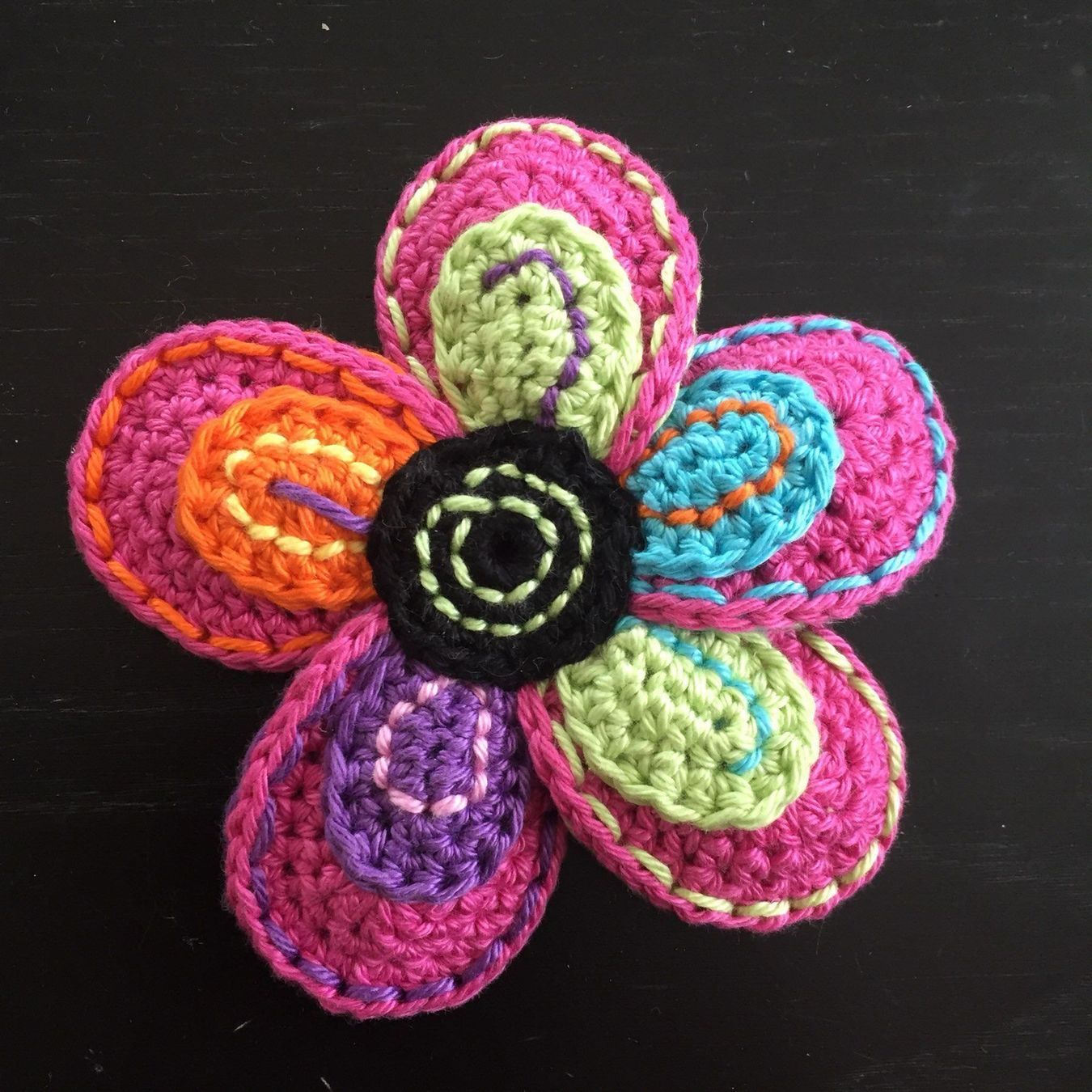 Toppe: Bunte Blume gehäkelt 11 cm gross – Nuovo e nell'imballaggio originale da Emmenbrücke venduto da swissmade-miracles