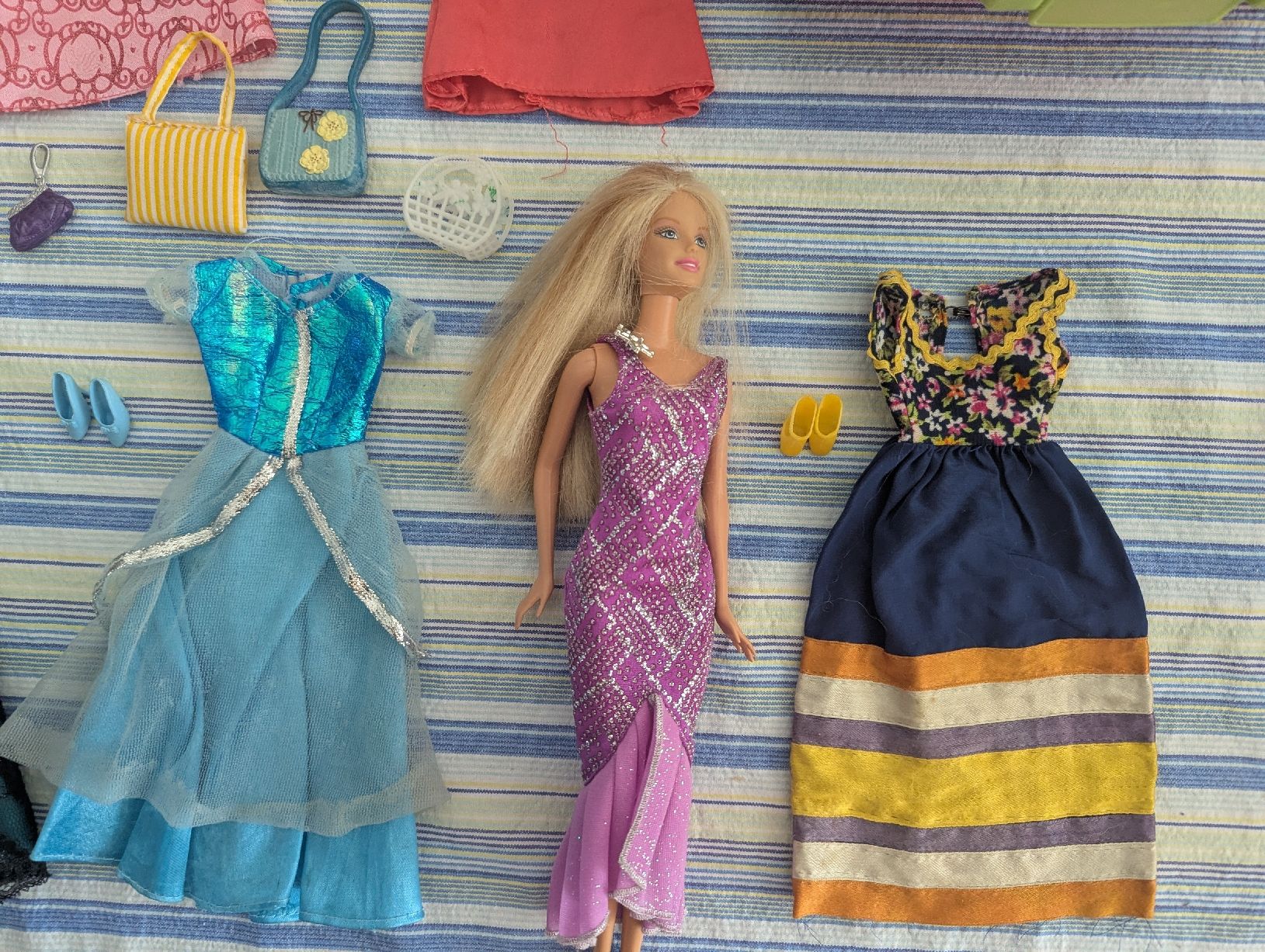 Hasbro Puppen: Barbie mit Kleidern und Auto – Gebraucht aus Kloten von sop_zxc9 2
