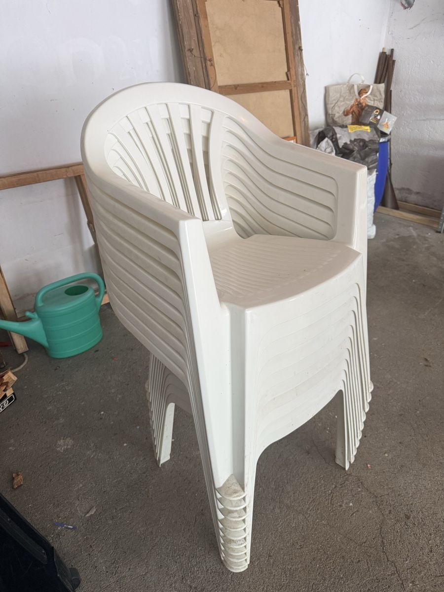 Stühle: Kunststoffstühle weiss – Gebraucht aus Schafisheim von Flawiia