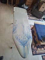 Bügeltisch mit Blumenmuster, unbenutzt.