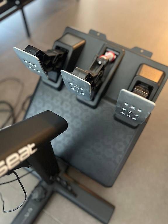 Thrustmaster Manettes: Gaming-Lenkrad mit Halterung und Sitzt – D'occasion à Zug par tir_r2nd 2