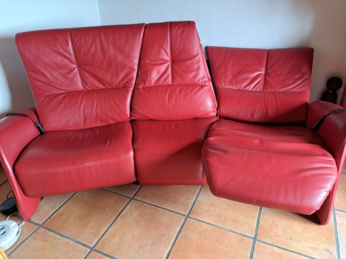 Divani: Rotes Ledersofa mit Relaxfunktion und integriertem Tisch – Usato da Brugg AG venduto da Huj11 2