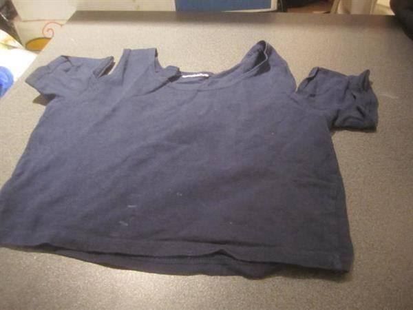 T-Shirts: T-Shirt ca. Gr S, dunkelblau, getrennte – Gebraucht aus Zürich von Motzkuh