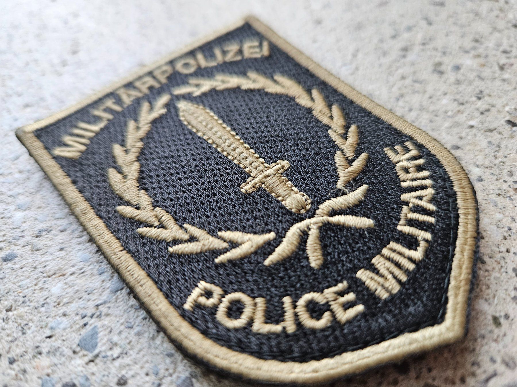 Schweizer Armee Placchette & Badge: *** Badge Original Militärpolizei mit klett *** – Nuovo e nell'imballaggio originale da Riedholz venduto da fr_sIruP 2