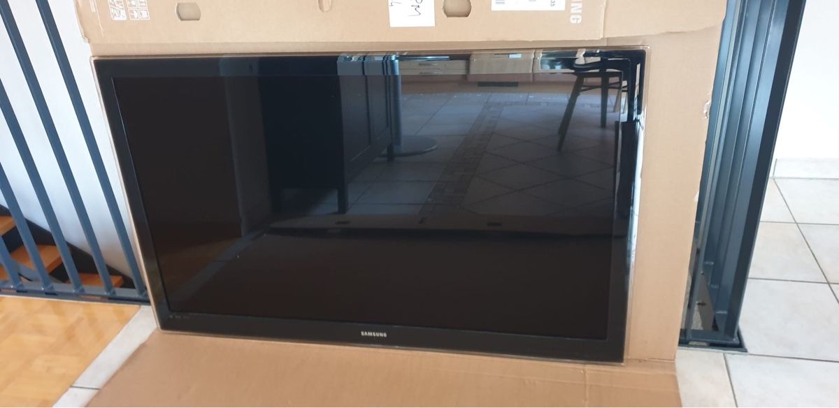 Samsung Televisori: Samsung UE55B7020 55-Inch LCD TV – Usato da La Croix de Rozon venduto da chr_f5wy