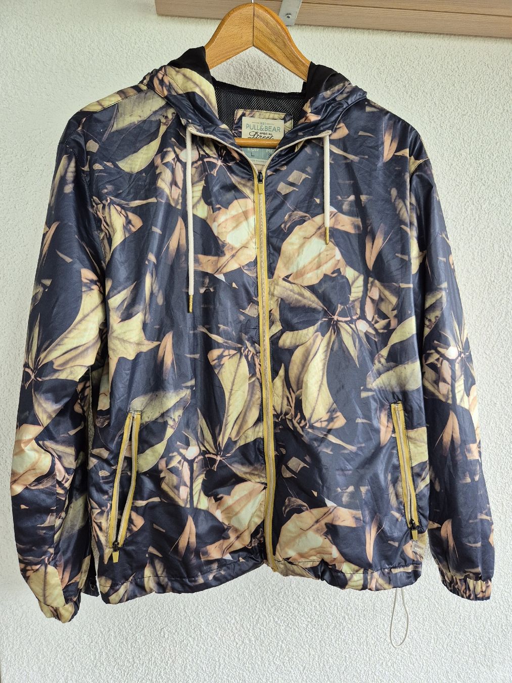 Pull&Bear Giacche: Pull&Bear Jacke mit Blätterprint, Grösse L – Usato da Bern venduto da miruslav