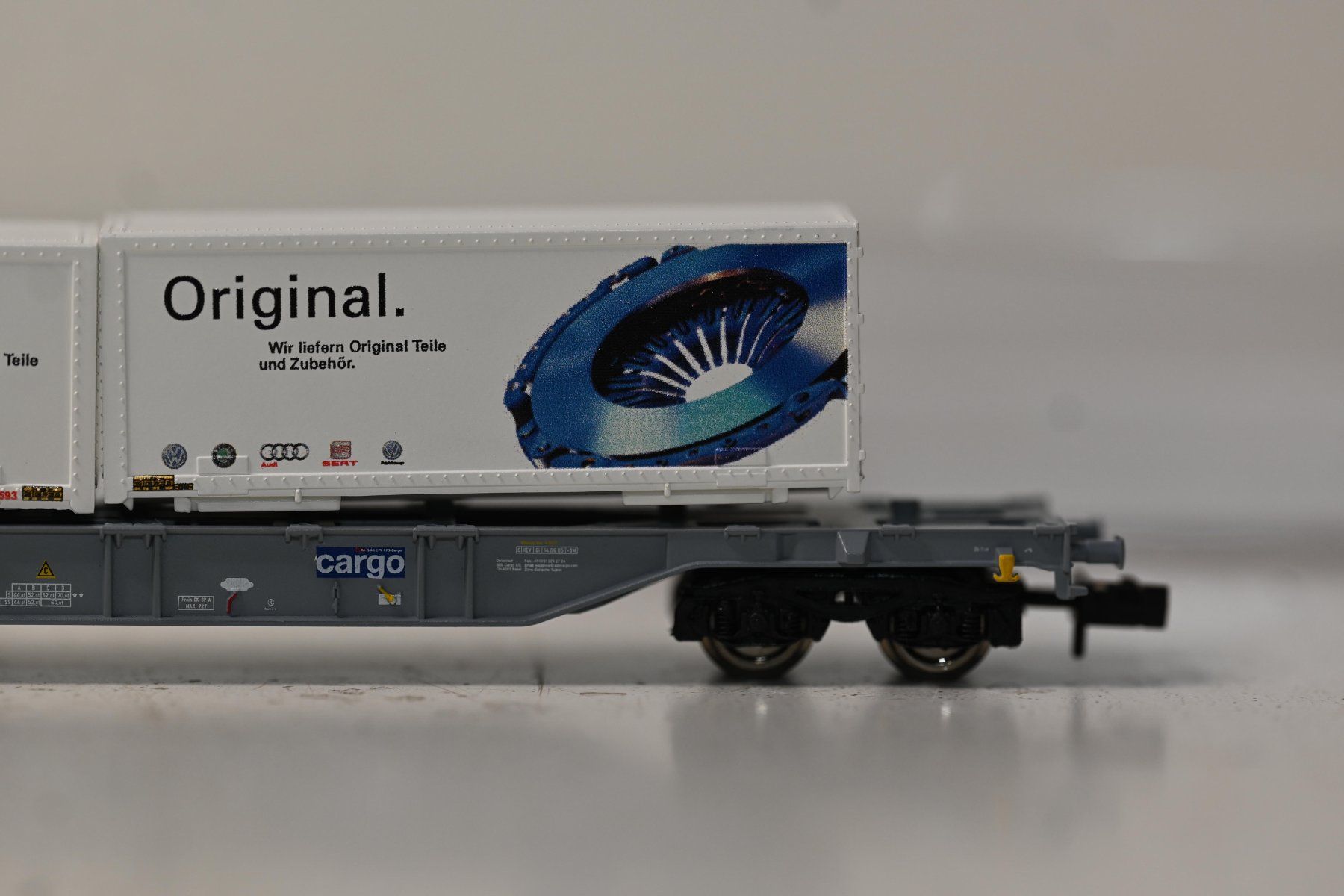 Modellini di ferrovie: Güterwagen mit Container Spur N – Usato da Laupen ZH venduto da Zmoewe 2
