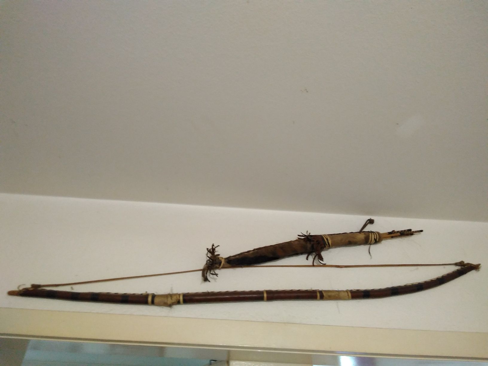 Tir à l'arc: Bogen mit Köcher. Alt, Handgefertigt.Traditionell Indianer.  – D'occasion à Zürich par Layadea