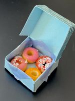 Donuts in Schachtel f/Puppenstuben. Handarb./GB. NP 11.50.
