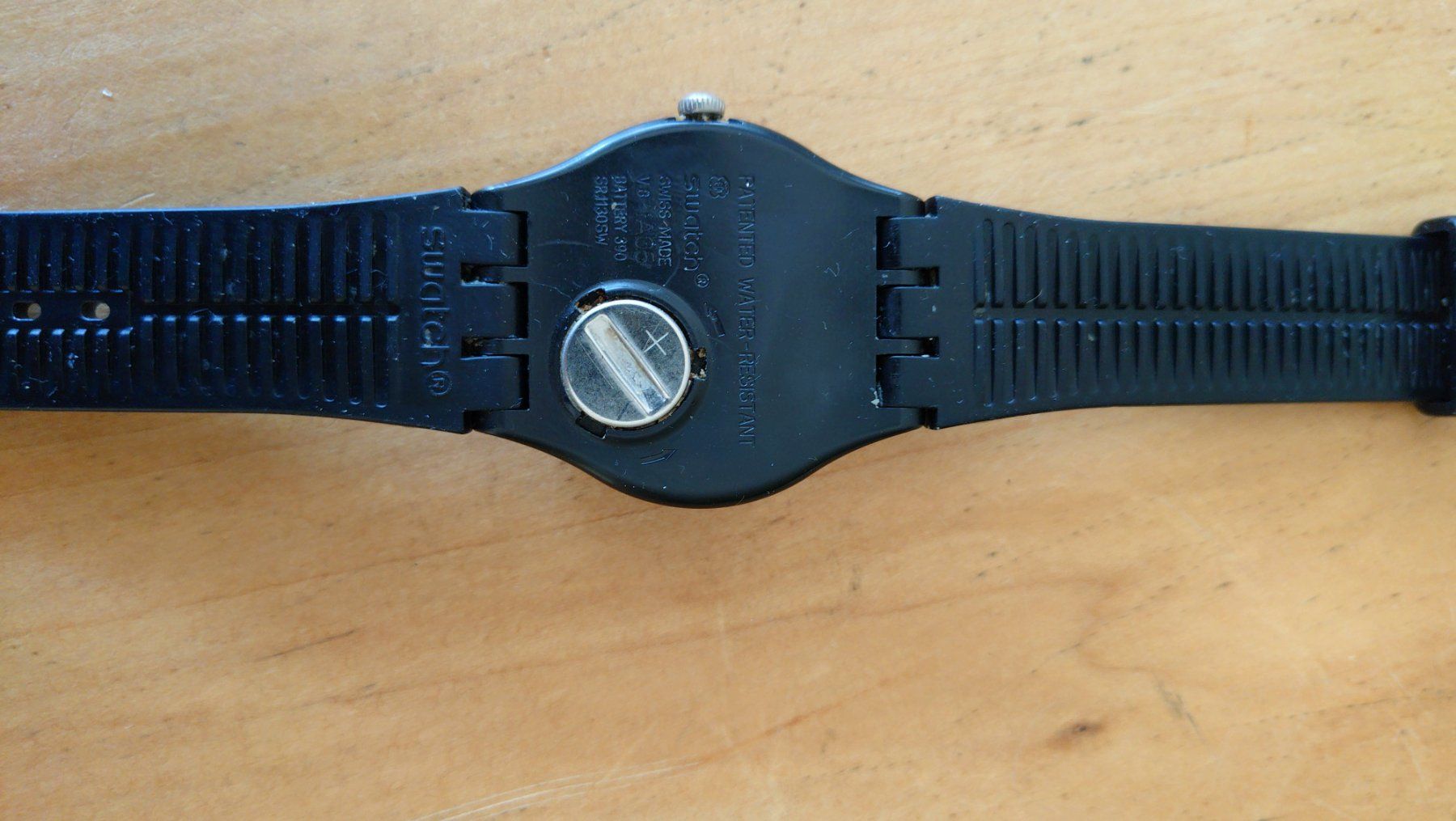 Swatch Orologi: Schwarze SWATCH Uhr mit Kunststoffband – Usato da Allschwil venduto da Swisstoybox 1