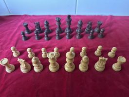 Schachfiguren aus Holz, komplett und in Holzkassette.