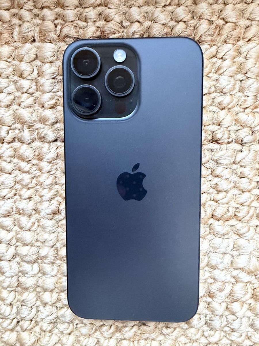 Apple Portables: Iphone 15 Pro Max 256 GB Titan schwarz – D'occasion à Rebstein par Fabsi2000 1