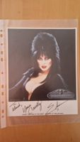 Cassandra Peterson, Original Autogramm auf Foto in Farbe