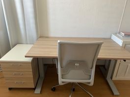 Höhenverstellbarer Schreibtisch + Rollkorpus + Vitra ID Mesh