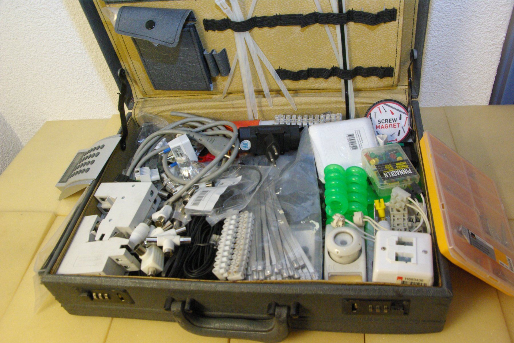 Componenti elettronici: Koffer mit div. Elektro und anderem Mat. – Usato da Herisau venduto da Cevianer1844 2