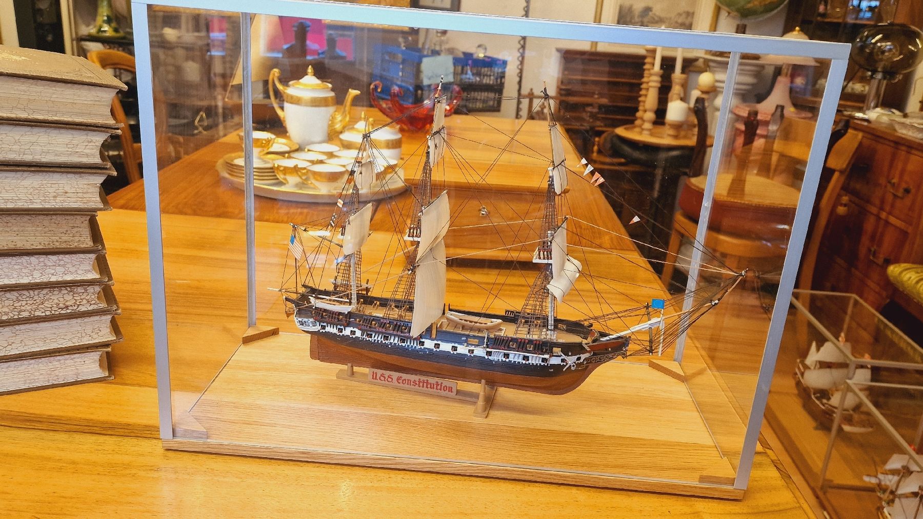 Modellbausätze & Standmodelle: Schiffsmodell USS Constitution, inkl. Vitrine – Gebraucht aus BERN von Intarsia 1
