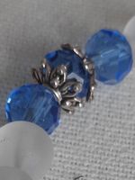 Handgemachtes Armband mit blauen und weissen Glasperlen