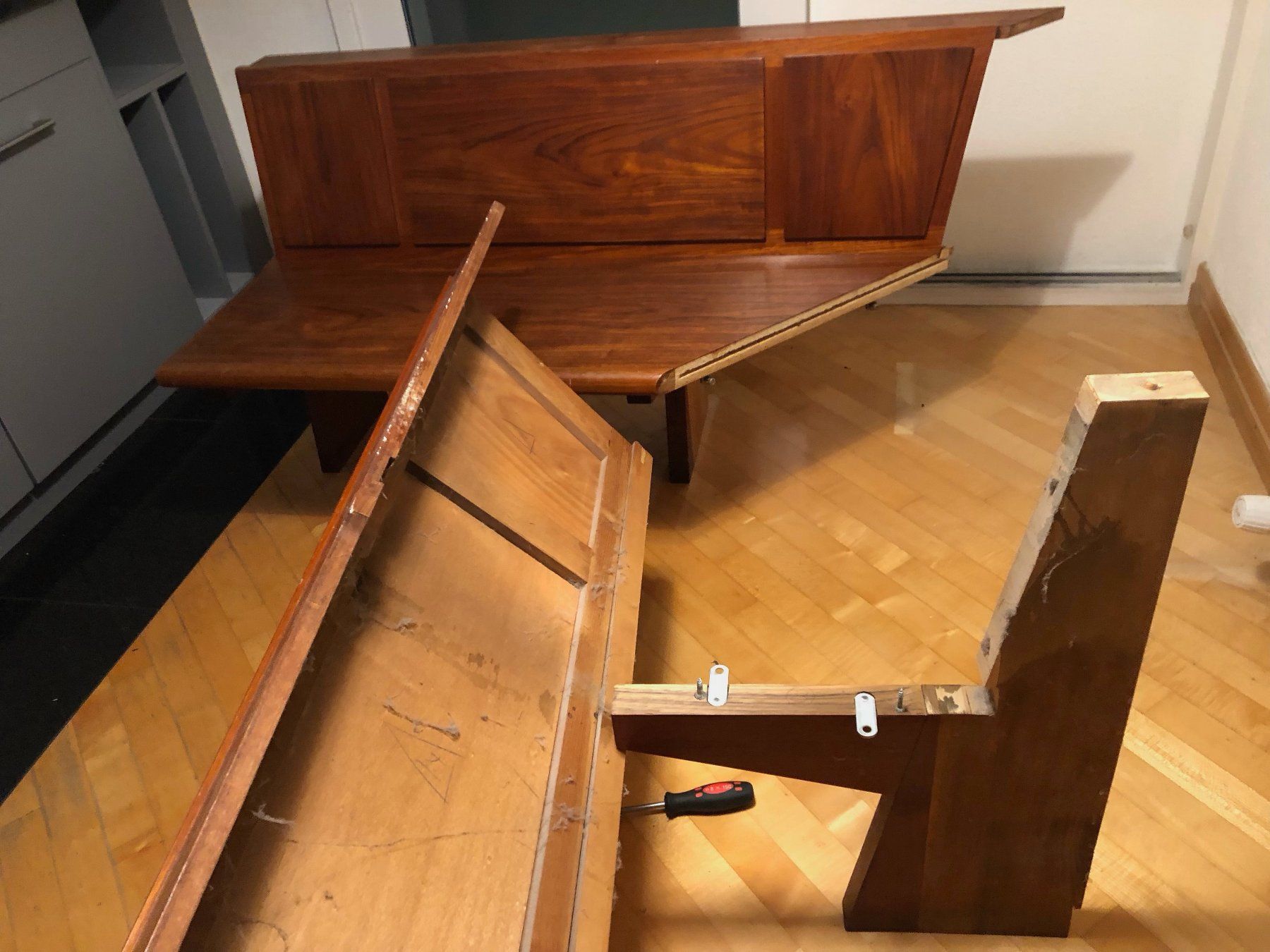 Bänke: Eckbank aus Holz mit Ablage – Gebraucht aus Lachen SZ von CHM17 2