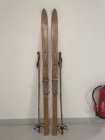 Ski (Nr. 20), Holzski mit Kanten und Stöcken