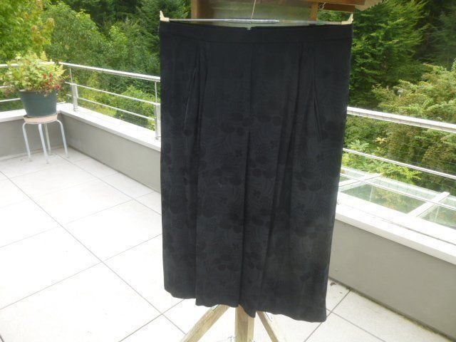 Kostüme: Kostüm schwarz Gr. 40 Acetat m.Blumen – Gebraucht aus Hinwil von Glasperlen 2