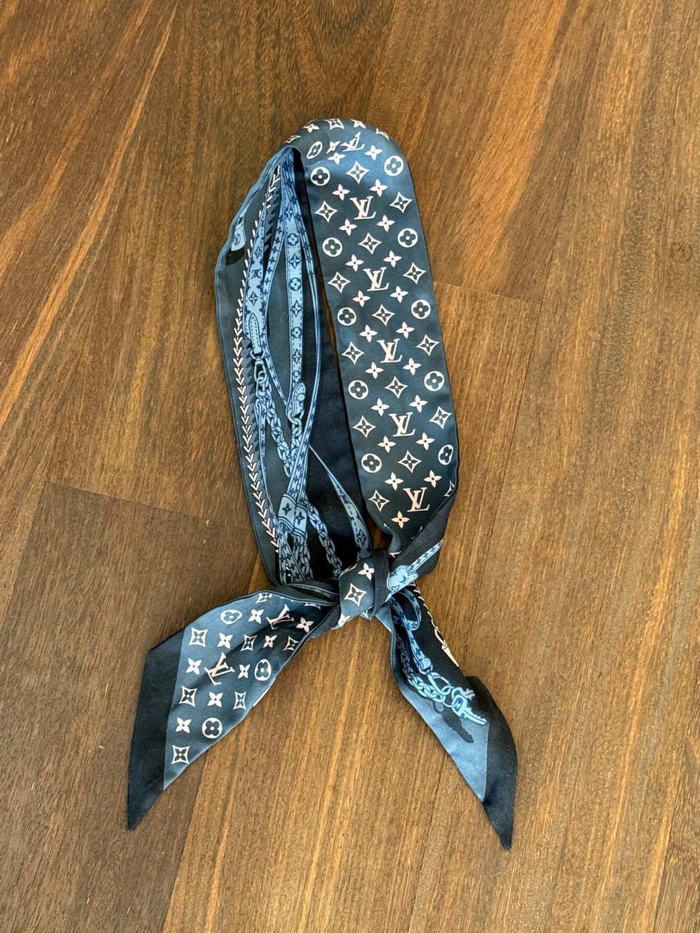 Louis Vuitton Foulard & Sciarpe: Louis Vuitton Bandeau BB Monogram Seidentuch – Usato da Wermatswil venduto da dominance 1