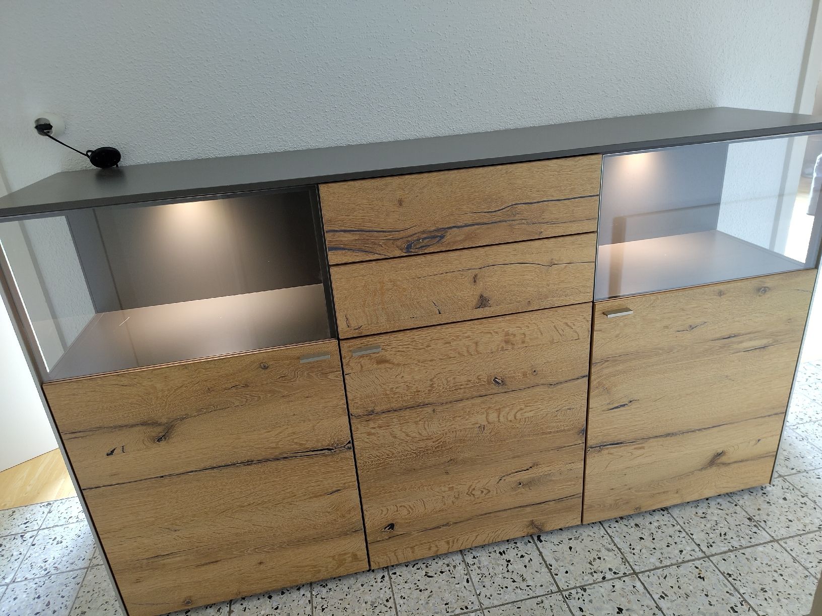 Commodes: Sideboard Eiche - Dekor mit Glasfront und Beleuchtung – D'occasion à Amden par -Munin- 4