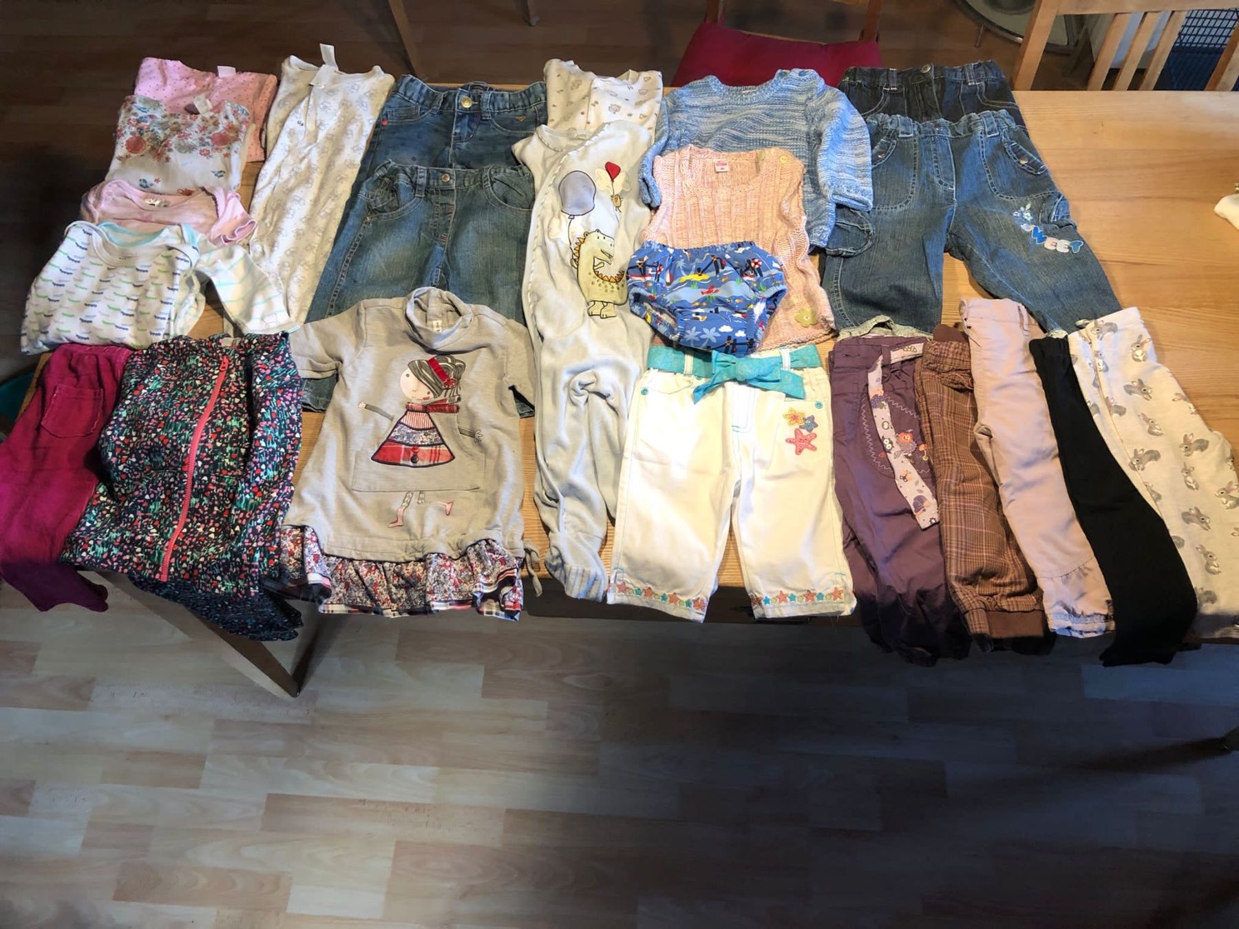 Lotti & Set di vestiti: 25-teiliges Mädchenpaket Gr. 80/86 – Usato da Röschenz venduto da Tashroal