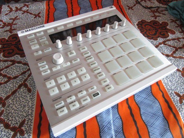 Musikinstrumente: Native Instruments Maschine MK2 White MIDI Controller 16 PAD – Gebraucht aus Viganello von lau_ln69 2