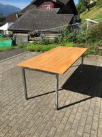 Robuster Metall Esstisch mit Buche Massivholzplatte
