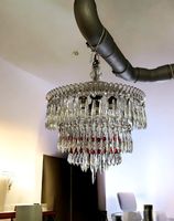 Eleganter Vintage Kristall-Kronleuchter mit roten Akzenten