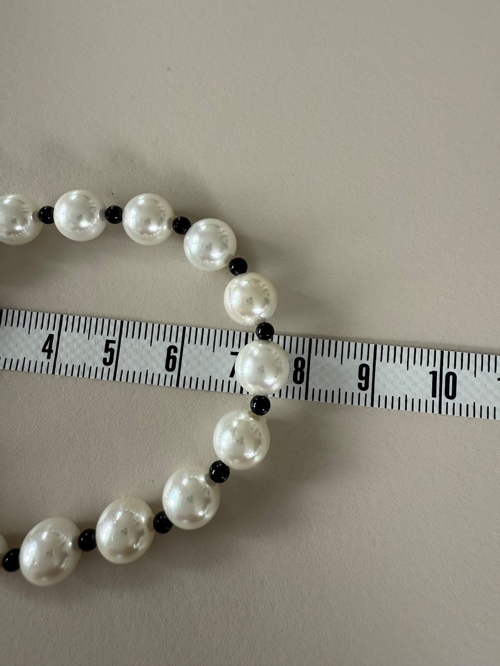 Bracciali & Braccialetti: Perlenarmband COCO-Style, Modeschmuck schwarz/weiss 6mm – Nuovo (secondo la descrizione) da Zollikon venduto da dorean 1