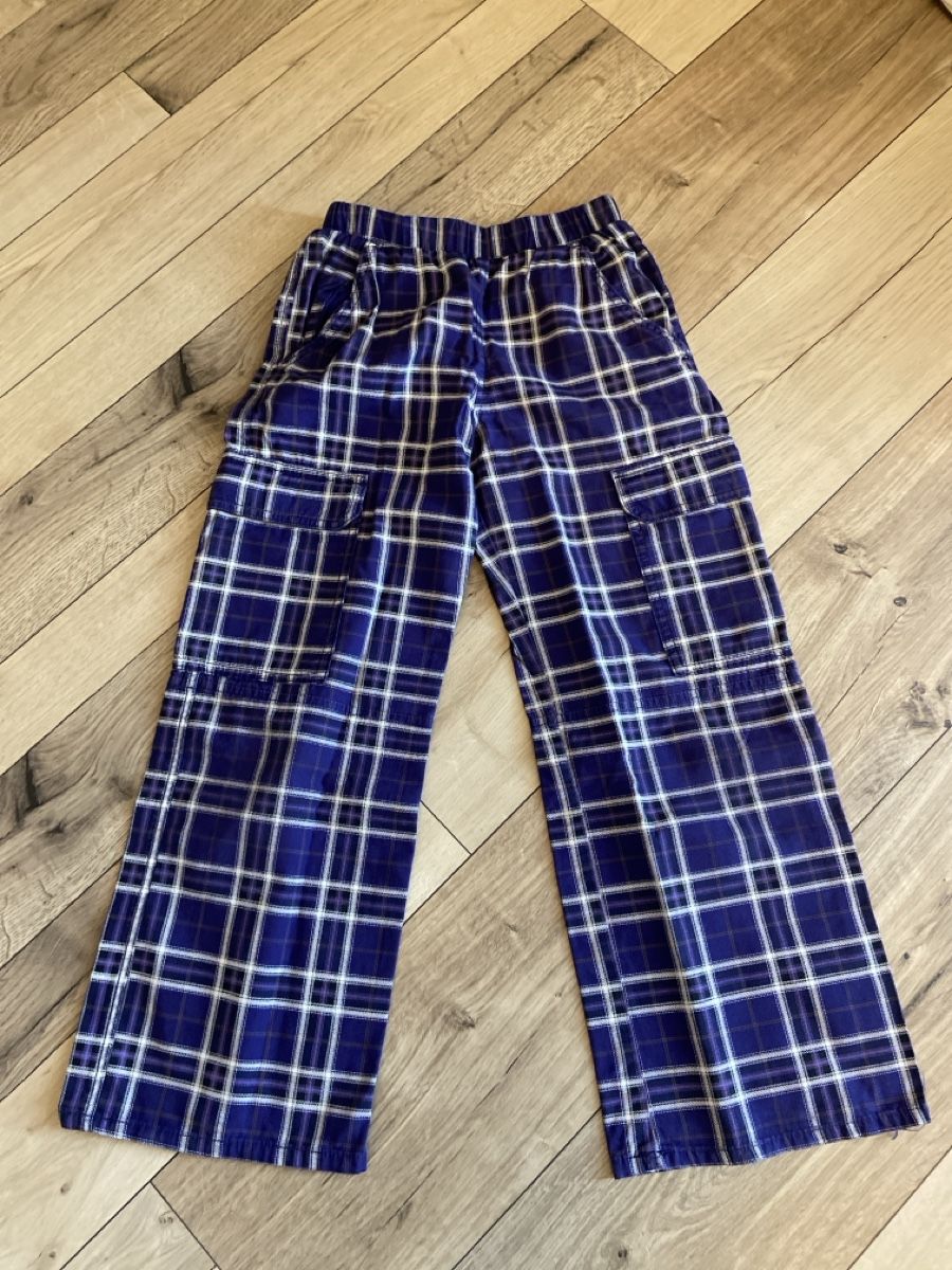 H&M Pantaloni: Pantalon H&M 134-8-9 ans violet – Usato da Sornard (Nendaz) venduto da delezedoris