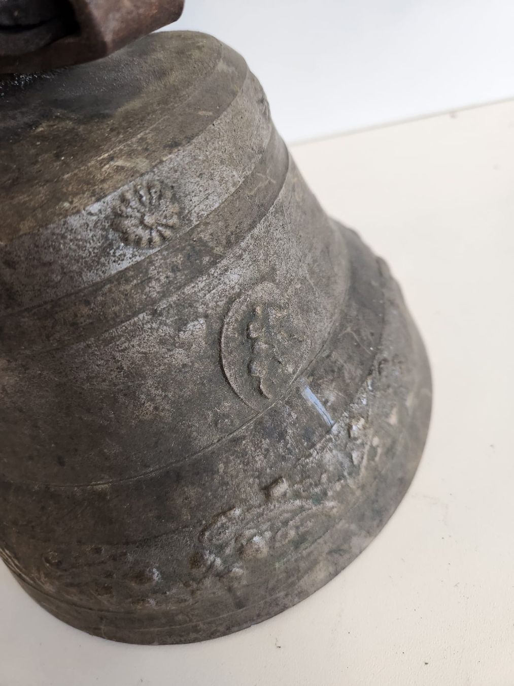 Campanacci mucche: Antike Schweizer Kuhglocke mit Lederband & Gravur – Usato da Tuggen venduto da Zweitechanceboutique 5