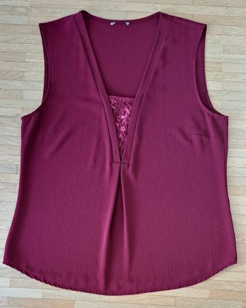 Top bordeaux sans manches avec détail dentelle