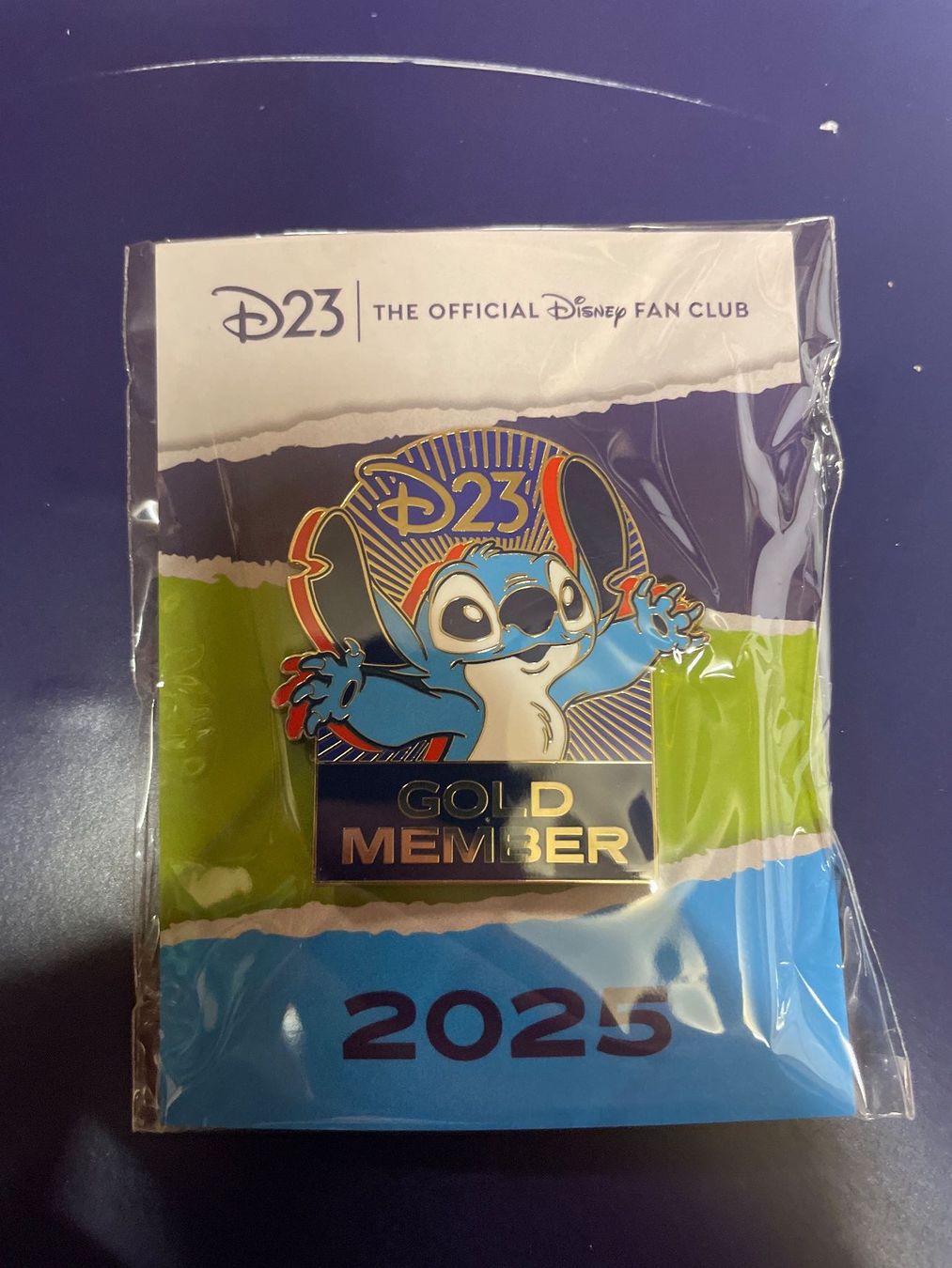 Placchette & Badge: Disney D23 Stitch Pin – Nuovo (secondo la descrizione) da Therwil venduto da rubininio