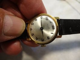 DICHI WATCH DAMEN SEHR KLEINE UHR.H-AUFZEUG.LÄÜFT.--23x25MM