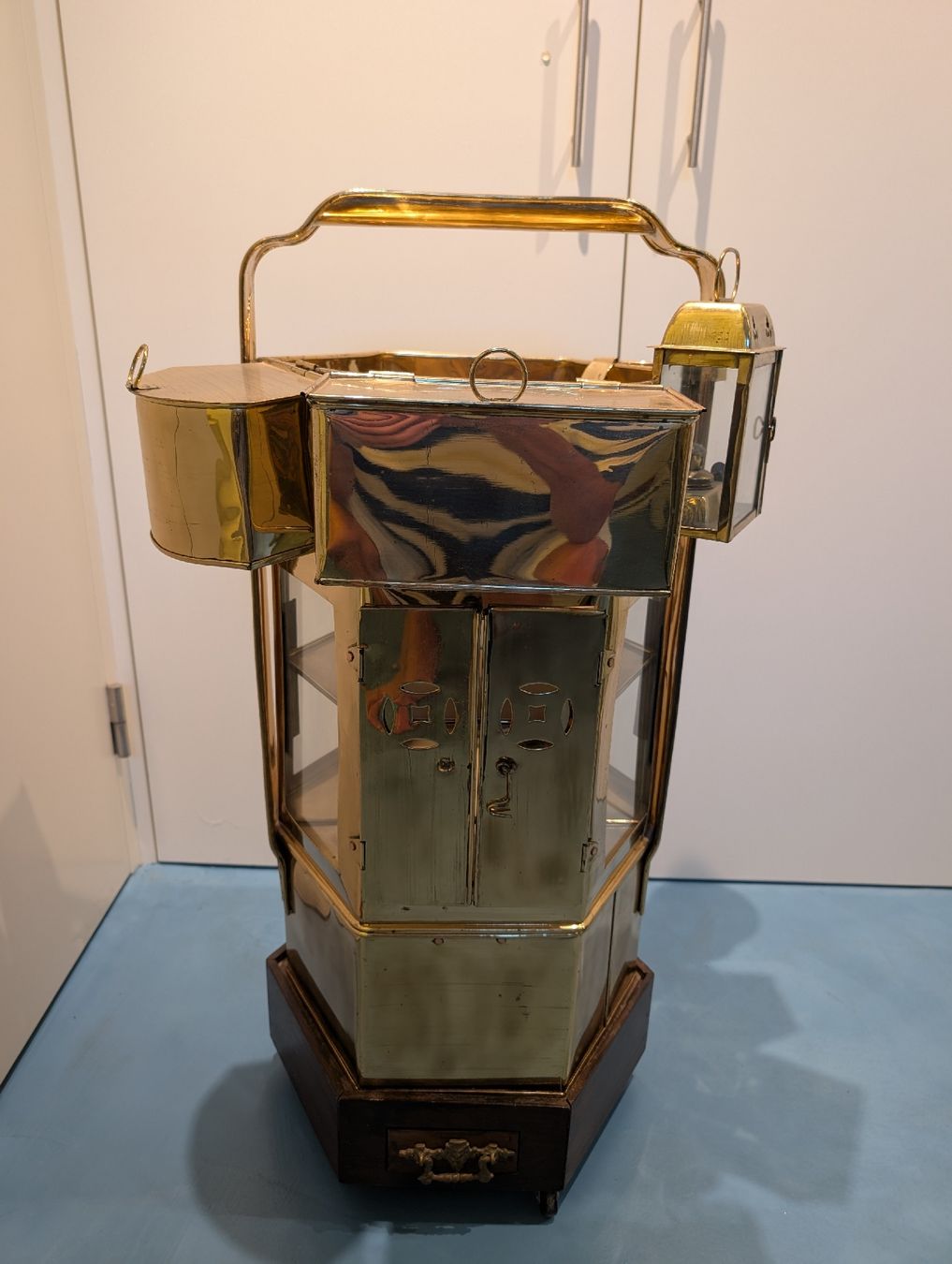 Küchengeräte: Messing-Vitrine mit Griff und seitlichen Fächern, Vintage. – Gebraucht aus Uetikon am See von Peter120