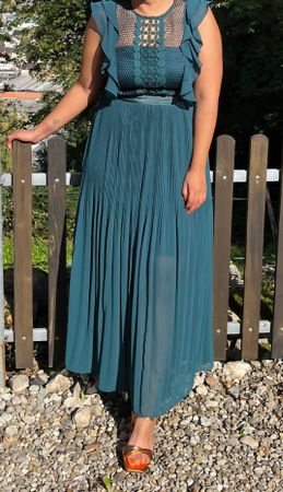 Kleid Grösse 38 dunkelgrün Faltenrock Rüschen detailliert