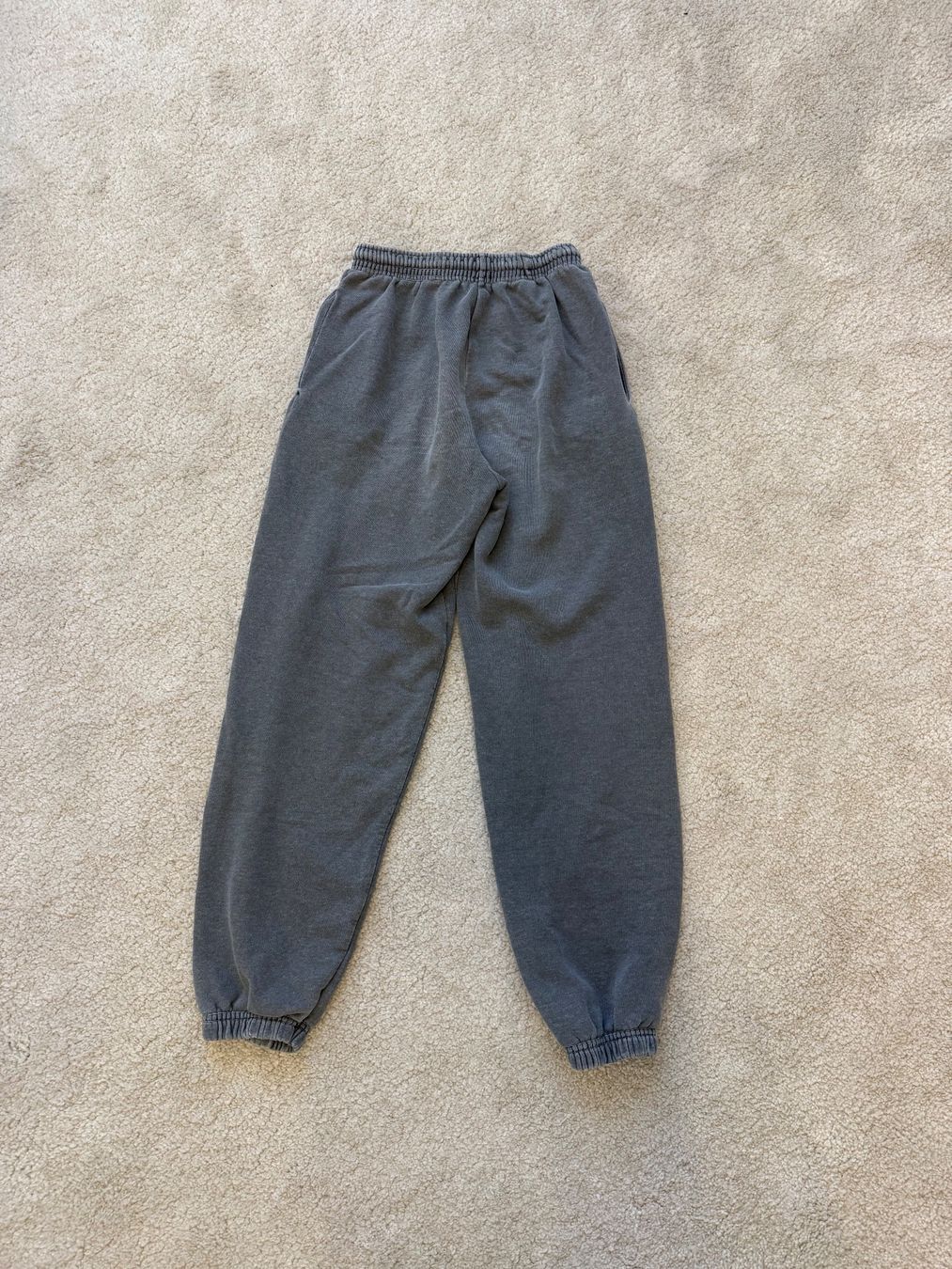 Urban Outfitters Pantaloni: BDG Urban Outfitters Trainerhose grau – Nuovo (secondo la descrizione) da Lostorf venduto da selinazolli 1