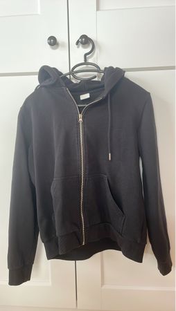 Schwarze Strickjacke