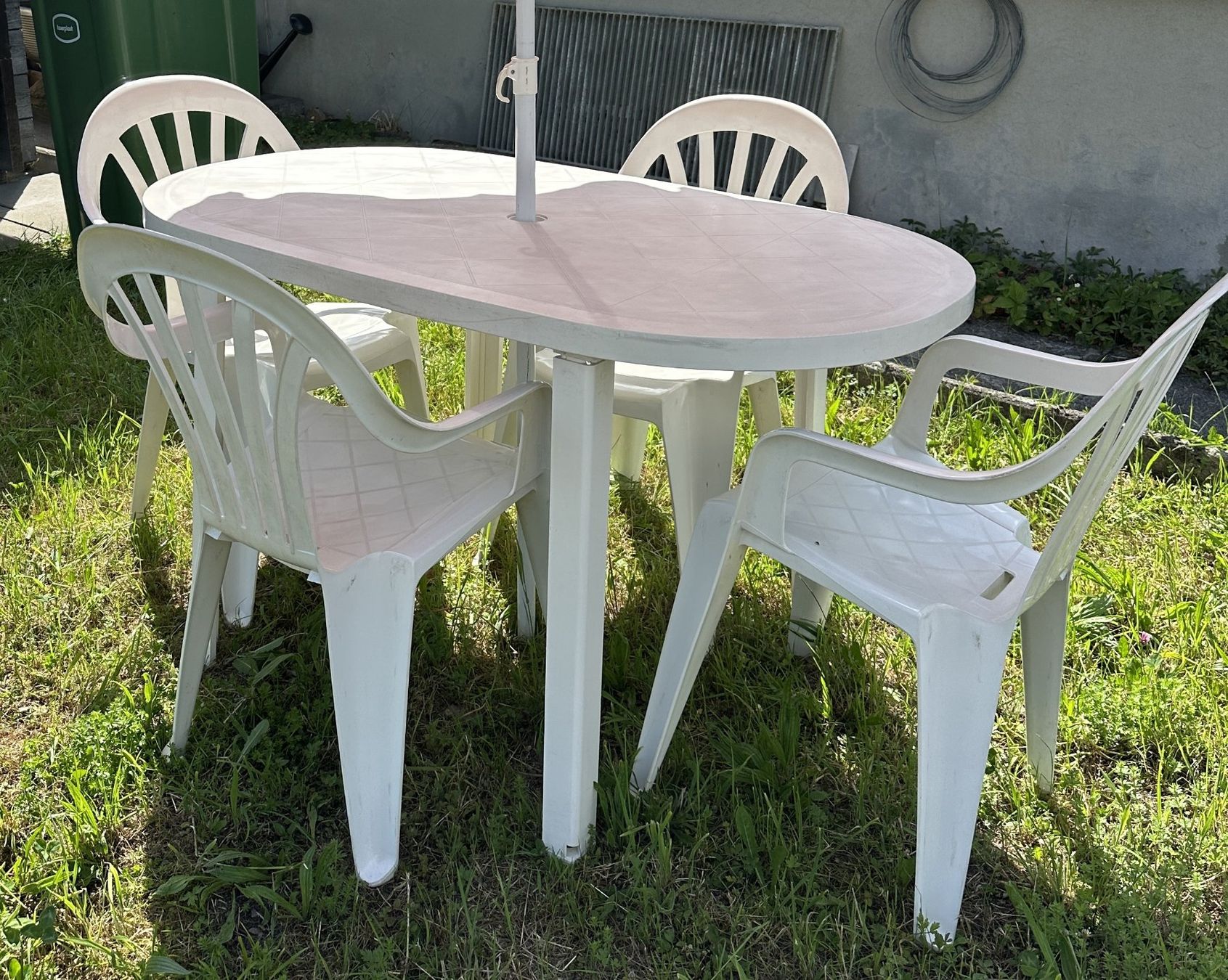 Set di tavolo e panche: Tisch mit vier Stühlen weiss PVC – Usato da Hergiswil NW venduto da hpb_9bvx 2