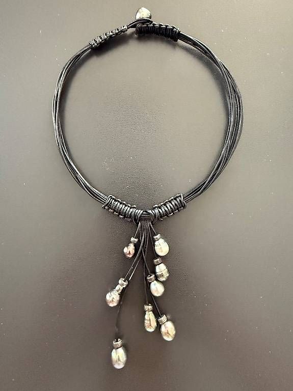 Catenine: Collier avec 9 perles de Thaiti et cuir – Nuovo e nell'imballaggio originale da Goumoens-la-Ville venduto da SandieF