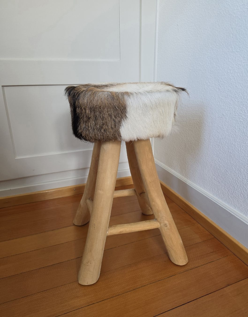 Hocker: Cowhide Wooden Stool – Neu (gemäss Beschreibung) aus Herrliberg von vog_q6wg