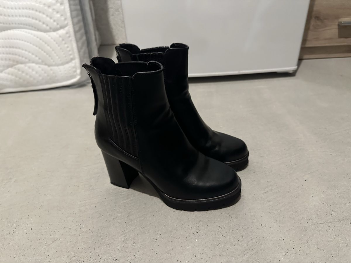 Damenschuhe: Schwarze Stiefeletten – Gebraucht aus Chur von Sadi98 4