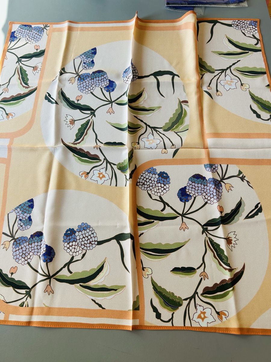 Foulards & écharpes: Foulard en soie – Neuf avec emballage d'origine à Founex par etswang 1